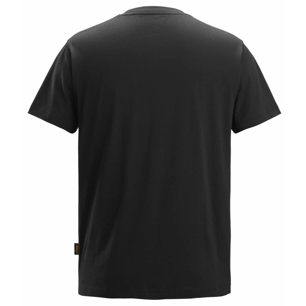 detail SNICKERS Classic logo černé pánské triko 100% bavlna pohodlné a vzdušné