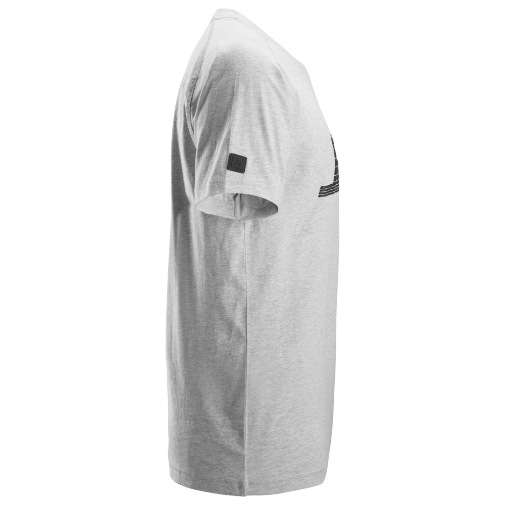 detail SNICKERS Logo šedé pánské triko ze 100% bavlny pro větší pohodlí