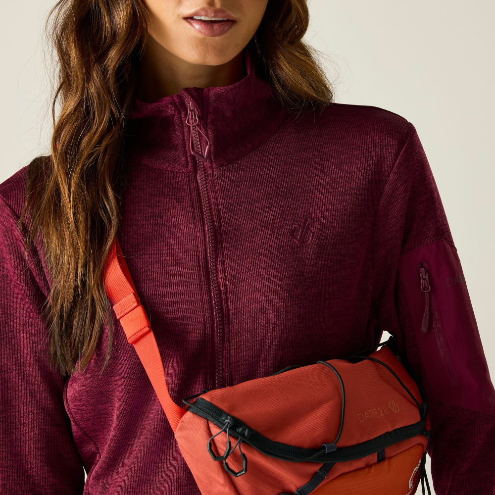 detail DARE2B Torrek II vínová dámská outdoor mikina pohodlná a funkční