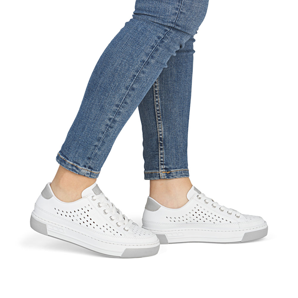 detail RIEKER L8849-80 bílé dámské kožené tenisky pro větší pohodlí v letních dnech