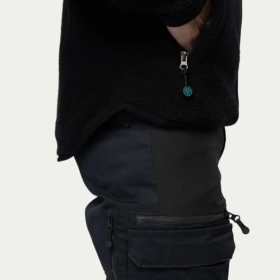 detail Beyond Nordic Sweden Teddy černá pánská hřejivá bunda