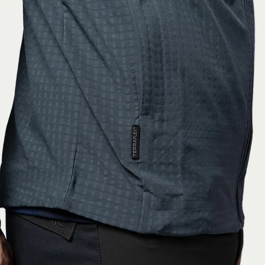 detail Beyond Nordic Sweden BN106 Tech šedá pánská outdoor lehká bunda Terraflex™