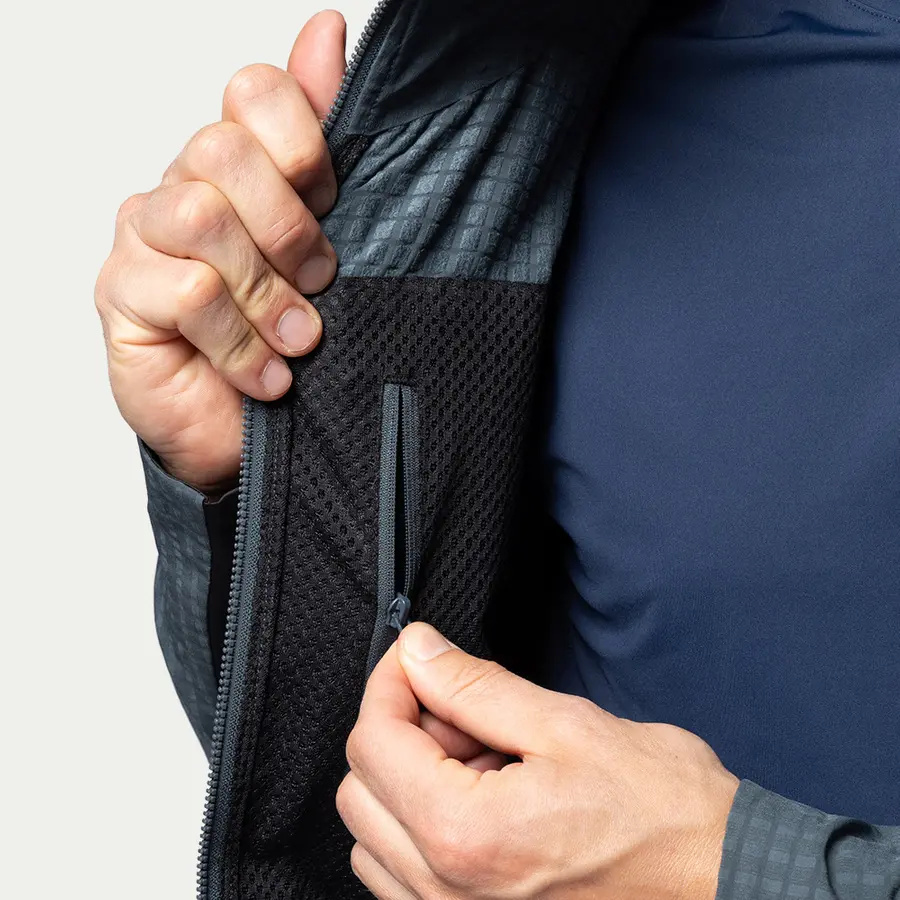 detail Beyond Nordic Sweden BN106 Tech šedá pánská outdoor lehká bunda Terraflex™