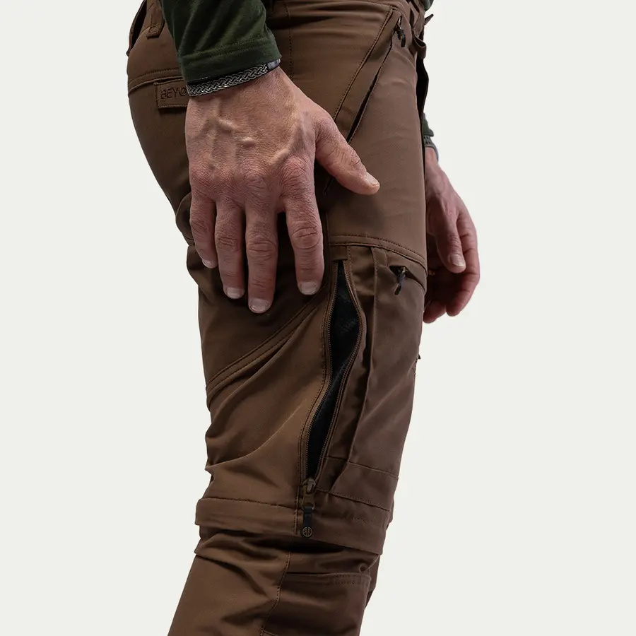 detail Beyond Nordic Zip-Off hnědé pánské outdoor kalhoty 2v1 Teflon EcoElite®