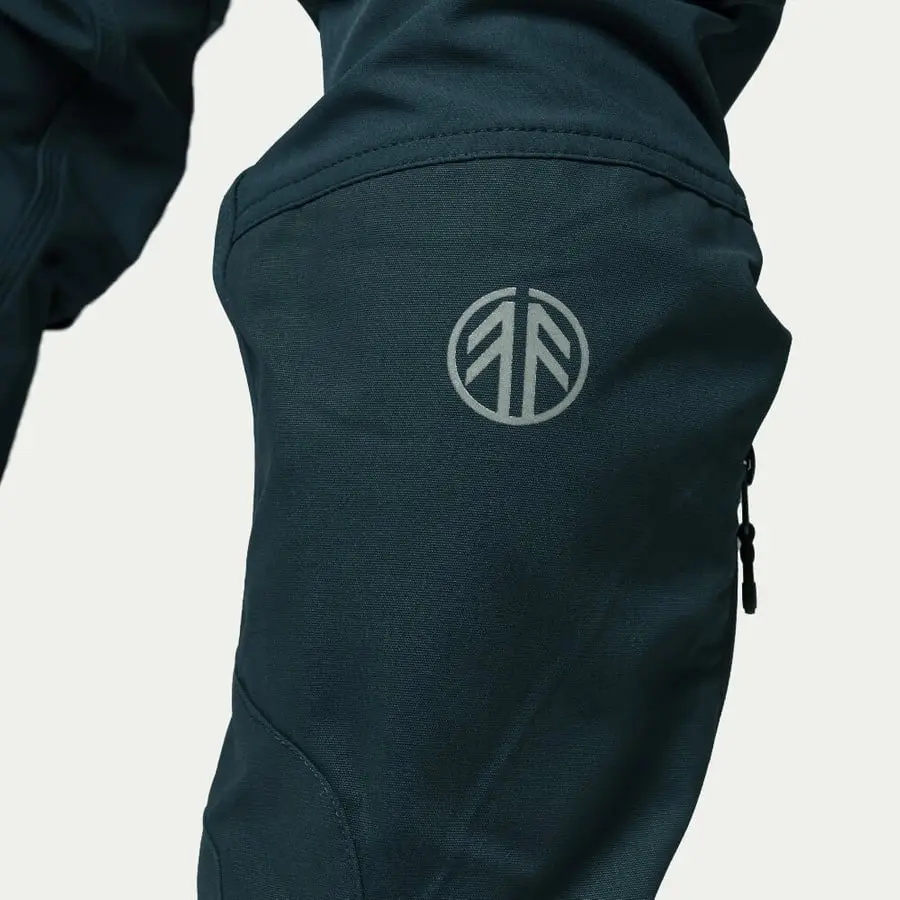 detail Beyond Nordic Sweden lehké a prodyšné modré pánské kalhoty outdoor Recco systém