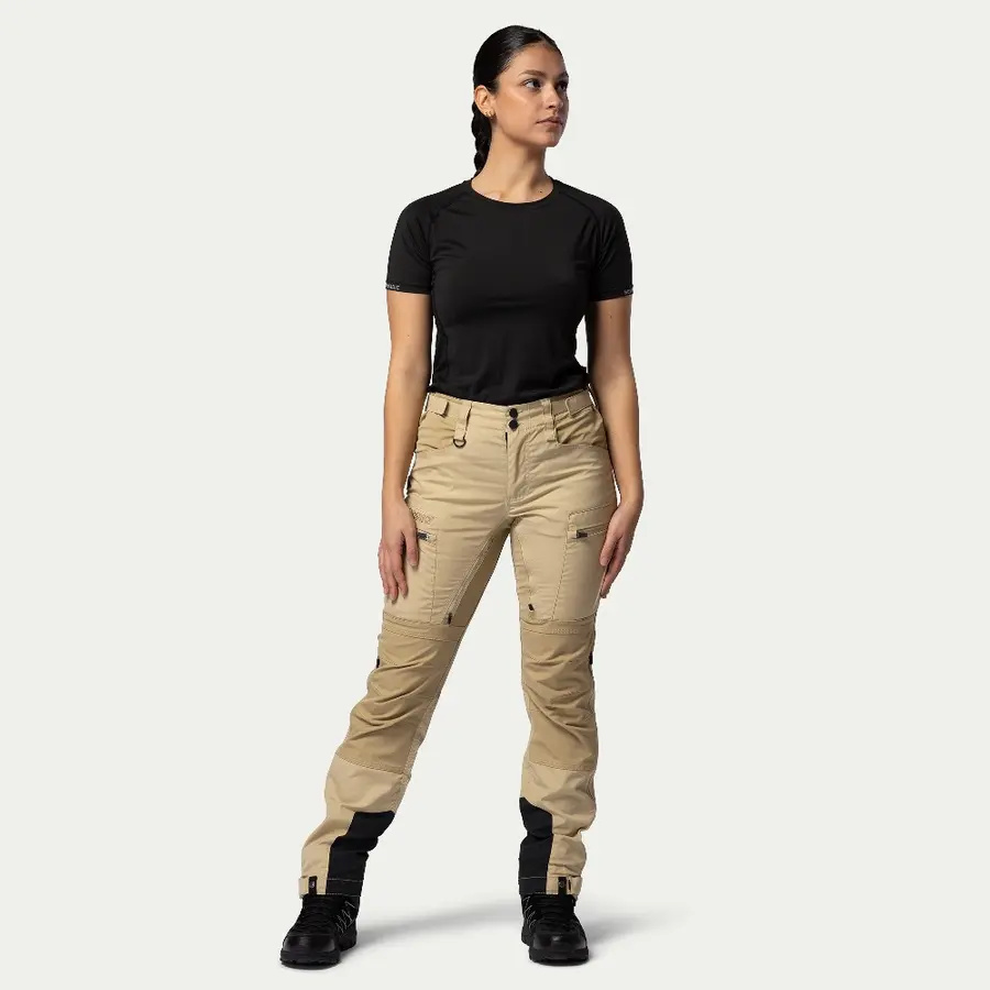 detail Beyond Nordic Sweden dámské béžové outdoor kalhoty stretch pohodlné voděodpudivé