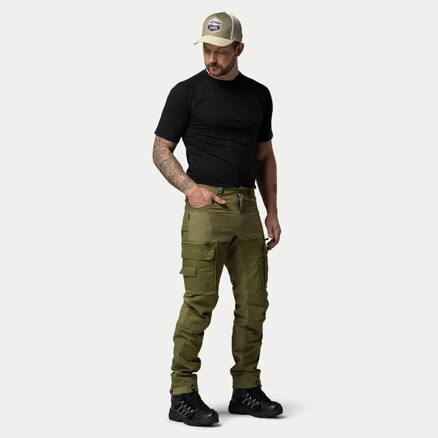 detail Beyond Nordic Sweden pánské zelené outdoor kalhoty stretch pohodlné voděodpudivé