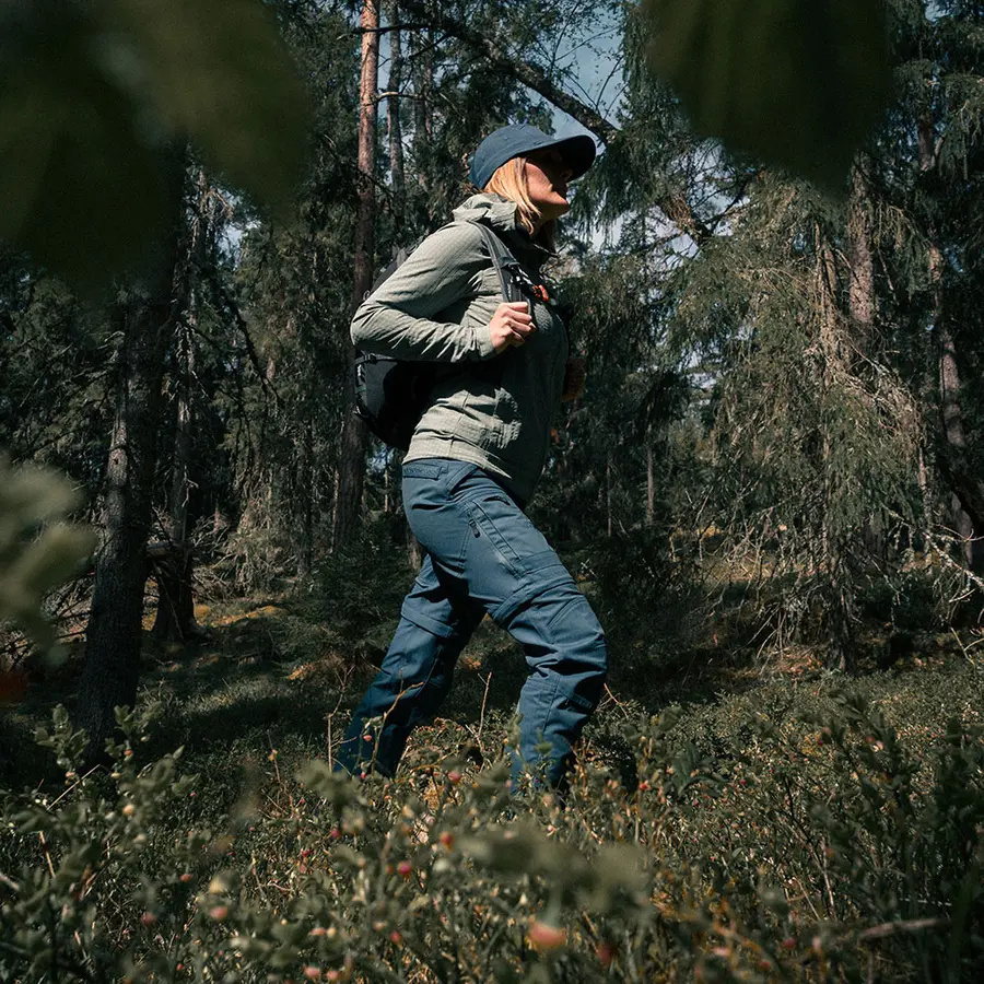 detail Beyond Nordic Sweden Zip-Off modré dámské outdoor kalhoty 2v1 Teflon EcoElite®