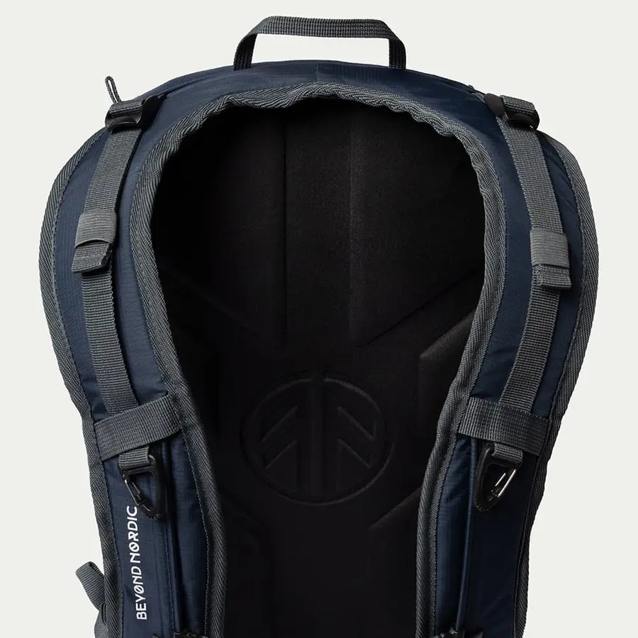 detail Beyond Nordic Sweden BN503 modrý pánský outdoor batoh 20L