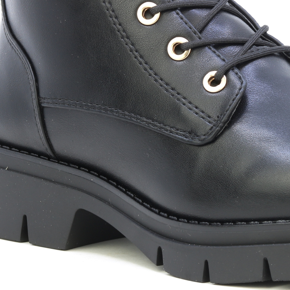 detail TAMARIS 1-25289-41-001 černá dámská vysoká obuv